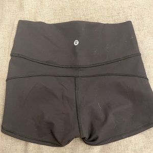 Lululemon wunder under (maybe?) 2” inseam short tights size 6